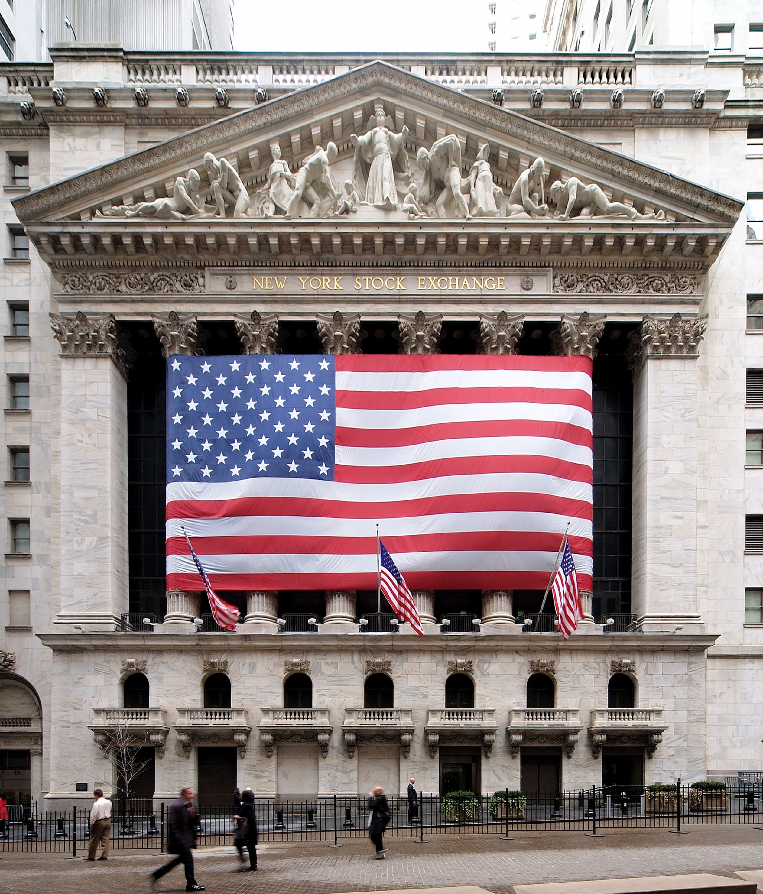 صورة تحليلية لخبر مالي حول Dell’s stock has beaten Micron and AMD this year — and now it’s adding to its gains